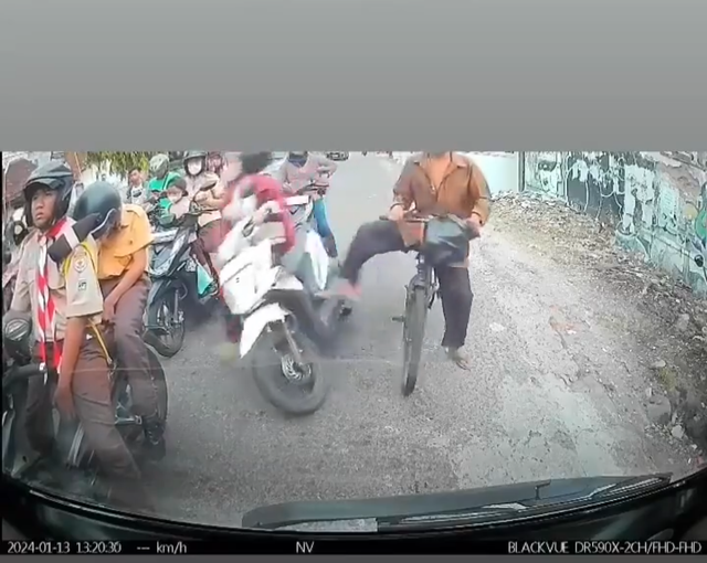 Tangkapan Layar pesepeda tendang pemotor perempuan di Jalan Selokan Mataram, Kabupaten Sleman pada Sabtu (13/1) dok Istimewa