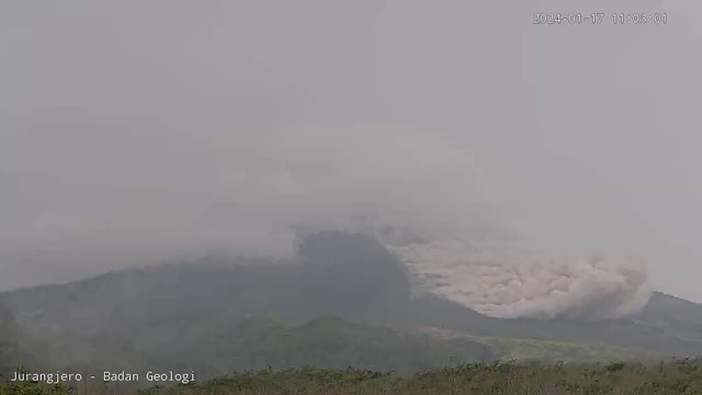 Gunung Merapi mengeluarkan awan panas guguran (APG) pada Rabu (17/1/2024). Foto: BPPTKG