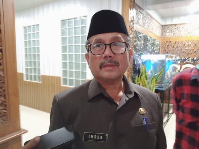Bupati Cirebon, Imron, saat memberikan keterangan pers di Kantor DPRD Kabupaten Cirebon. Foto: Tarjoni/Ciremaitoday