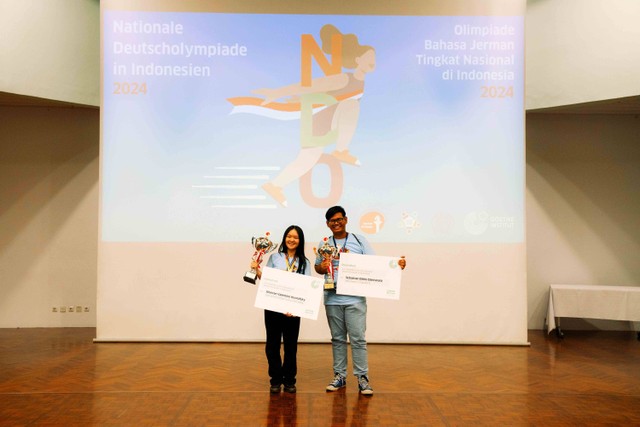 Juara pertama Olimpiade Bahasa Jerman Tingkat Nasional 2024 Kheiren Valentine Husnafsky (kiri) dan juara kedua Sebastian Dikko Daniswara (kanan). (Foto: Goethe-Institut Indonesien)