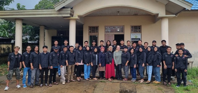 Foto bersama, Keluarga besar Yayasan Palung. Foto dok. Wahyu Susanto/YP (GPOCP).