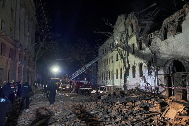 Bangunan tempat tinggal rusak berat akibat serangan rudal Rusia di Kharkiv, Ukraina, Selasa (16/1/2024). Foto: Vitalii Hnidyi/REUTERS