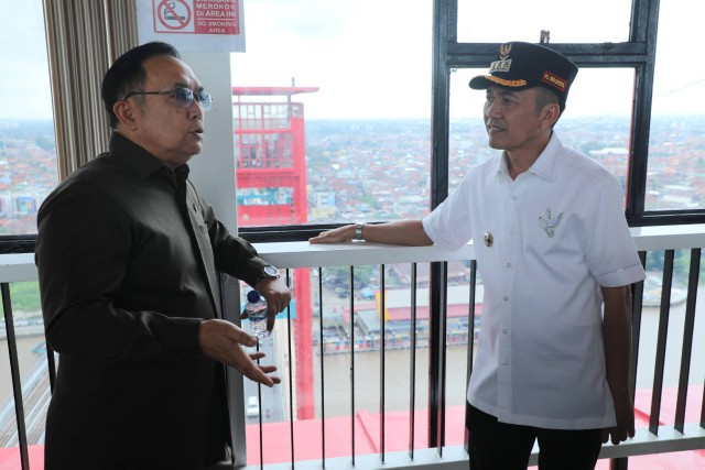 Pj Wali Kota Palembang, Ratu Dewa, bersama anggota DPR RI, Eddy Santana Putra, saat berada di tower Jembatan Ampera. (dok. Dinas Kominfo Palembang)