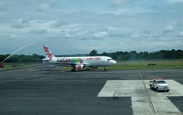 Pesawat dari maskapai AirAsia resmi melakukan rute penerbangan perdana Lampung-Bali dan sebaliknya. | Foto : Galih Prihantoro/ Lampung Geh