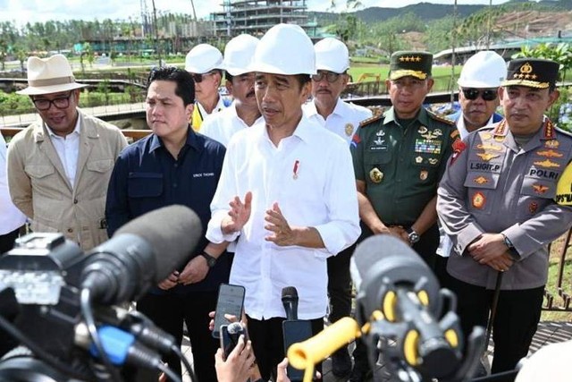Presiden Joko Widodo meninjau Sumbu Kebangsaan di Kawasan IKN, Rabu (17/1/2024). Foto: Kris/Biro Pers Sekretariat Presiden