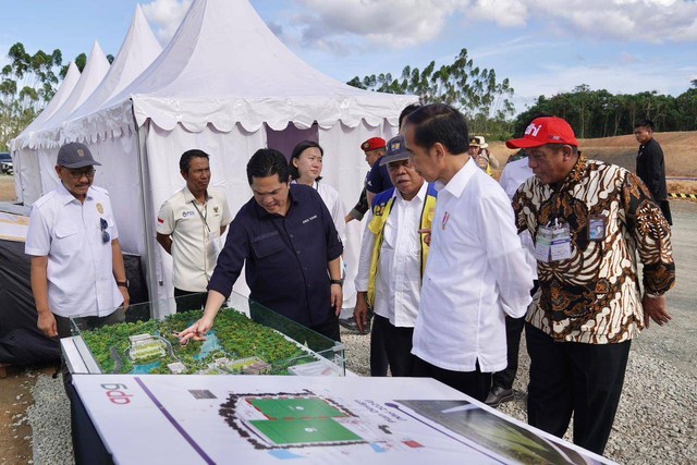 Presiden Joko Widodo (Jokowi) meninjau perkembangan pembangunan Training Center (TC) PSSI di Ibu Kota Negara Nusantara (IKN), Penajam Paser Utara, Kalimantan Timur, pada Rabu 17 Januari 2024. Foto: Biro Pers Sekretariat Presiden