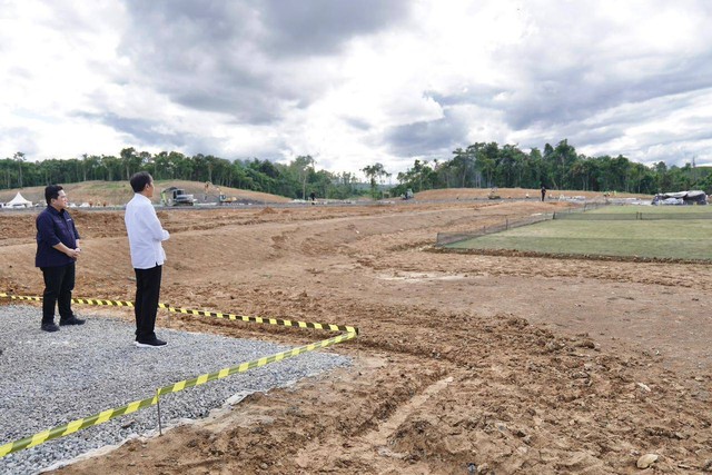 Presiden Joko Widodo (Jokowi) meninjau perkembangan pembangunan Training Center (TC) PSSI di Ibu Kota Negara Nusantara (IKN), Penajam Paser Utara, Kalimantan Timur, pada Rabu 17 Januari 2024. Foto: Biro Pers Sekretariat Presiden