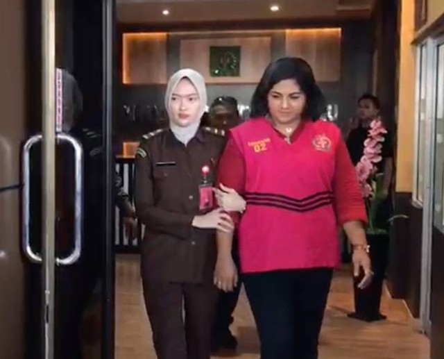 Tina Jovita Putnarubun (kanan) saat ditahan. Dok: kumparan.