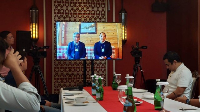 Dirut BRI Sunarso (Kiri) didampingi Corporate Secretary Agustya Hendy Bernady melakukan video conference dari WEF di Davos, dengan media di Jakarta. Foto: Wendiyanto/kumparan