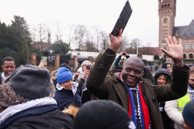 Menteri Kehakiman Afrika Selatan Ronald Lamola di dekat Mahkamah Internasional (ICJ), Den Haag, Belanda, pada 12 Januari 2024. Foto: Thilo Schmuelgen/REUTERS