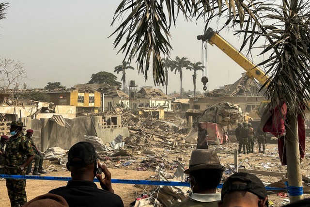 Anggota pasukan keamanan berdiri di dekat bangunan dan kendaraan yang rusak menyusul ledakan di Ibadan, Nigeria, Rabu (17/1/2024). Foto: Seun Sanni/REUTERS