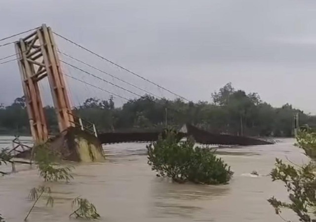 Potongan video warga memperlihatkan jembatan gantung putus diterjang derasnya air Sungai Lematang Muara Enim, Foto : Istimewa