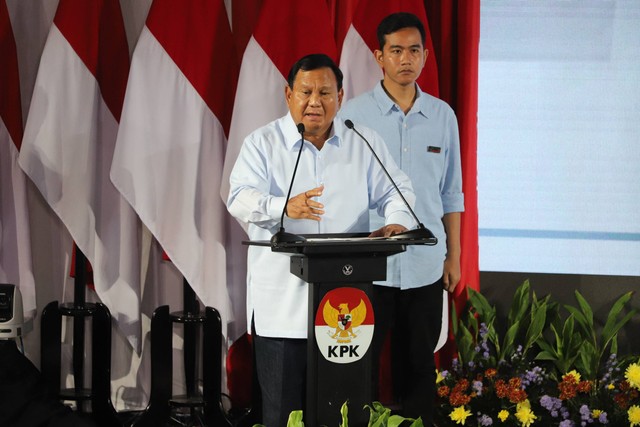 Paslon nomor urut 02 Prabowo Subianto dan Gibran Rakabuming Raka menyampaikan gagasannya pada acara Paku Integritas KPK di Gedung KPK, Jakarta, Rabu (17/1/2024). Foto: Iqbal Firdaus/kumparan