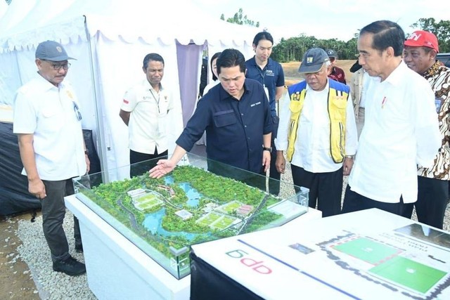 Presiden Joko Widodo bersama Ketua Umum PSSI Erick Thohir meninjau perkembangan pembangunan Training Center PSSI di IKN, Rabu (17/1/2024). Foto: Kris/Biro Pers Sekretariat Presiden