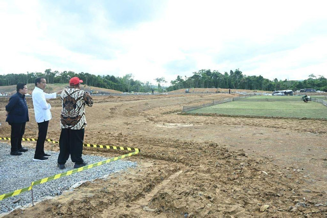 Presiden Joko Widodo bersama Ketua Umum PSSI Erick Thohir meninjau perkembangan pembangunan Training Center PSSI di IKN, Rabu (17/1/2024). Foto: Kris/Biro Pers Sekretariat Presiden