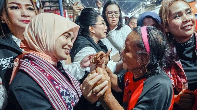 Siti Atikoh bersama warga di Kota Manado, Sulawesi Utara. (foto: fb siti atikoh)