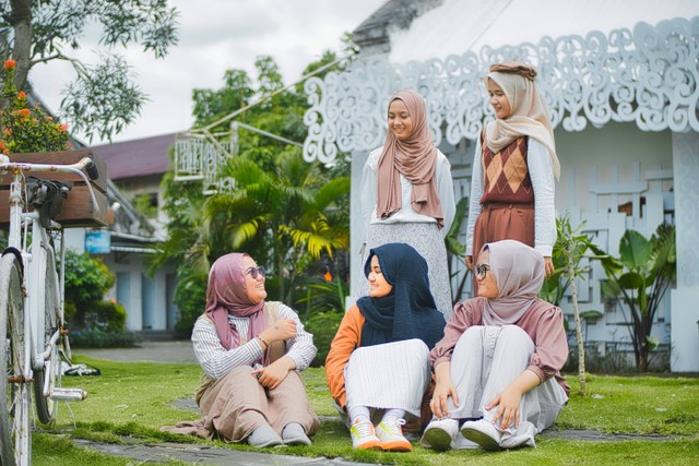 Ilustraso Tempat Foto Buku Tahunan Sekolah di Jakarta, Foto: Unsplash/Visual Karsa