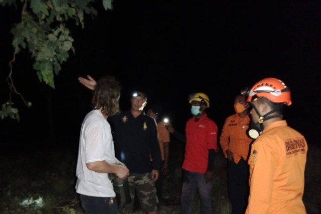 Tim SAR Ingatkan 2 WNA tak berkemah di radius tak aman Gunung Lewotobi Laki-laki, NTT. Foto: fransiska/Antara
