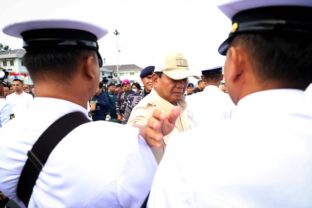 Menteri Pertahanan RI, Prabowo Subianto, melepas keberangkatan KRI dr Radjiman Wedyodiningrat untuk mengirim bantuan kemanusiaan ke Gaza, Palestina, di Kolinlamil, Jakarta Utara, Kamis (18/1/2024).  Foto: Iqbal Firdaus/kumparan