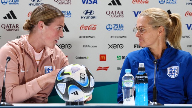 Pelatih tim Inggris Sarina Wiegman (kanan) dan penjaga gawang Mary Earps dalam konferensi pers di Stadion Australia di Sydney pada 11 Agustus 2023, menjelang pertandingan sepak bola Piala Dunia Wanita antara Kolombia dan Inggris. Foto: David Grey / AFP