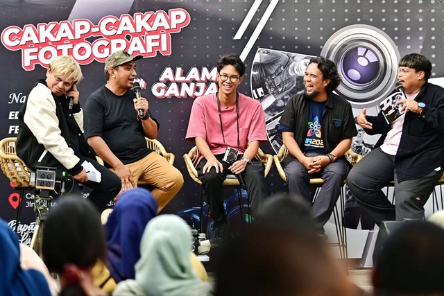 Putra capres 03 Ganjar Pranowo, Alam Ganjar menyambangi acara Cakap Cakap Fotografi Bersama Alam Ganjar dengan narasumber profesional, Eduard Angin dan Ferdy Siregar, di Cannu Coffee & Eatery, Jalan Darussalam, Kecamatan Medan Baru, Kota Medan. Foto: Dok. Istimewa