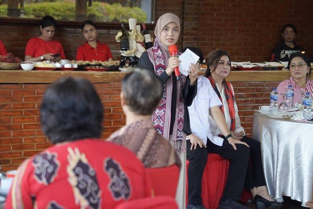 Istri capres 03 Ganjar Pranowo, Siti Atikoh Supriyanti, bersilaturahmi dengan tokoh lintas agama se-Sulut, pada Rabu (17/1/2024). Foto: Dok. Istimewa