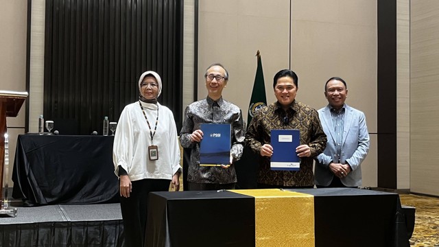 Ketua Umum PSSI, Erick Thohir (kedua dari kanan), menandatangani nota kesepahaman dengan RS Abdi Waluyo di Menara Danareksa, Jakarta, pada Kamis (18/1). Foto: Jodi Hermawan/kumparan