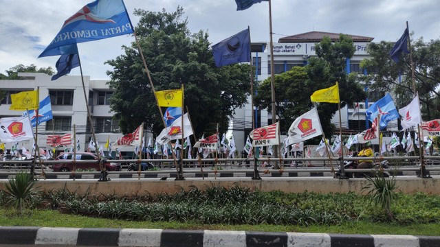 Bendera partai di kawasan Mampang, Jakarta Selatan, Kamis (18/1/2024). Foto: Jonathan Devin/kumparan