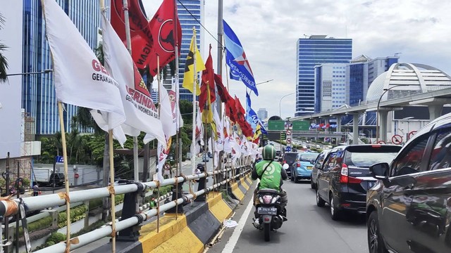Bendera partai di kawasan Mampang, Jakarta Selatan, Kamis (18/1/2024). Foto: Jonathan Devin/kumparan