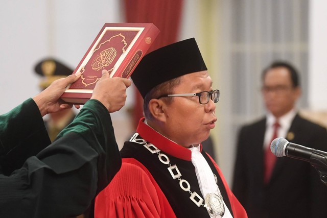 Calon Hakim Konstitusi Arsul Sani mengucapkan sumpah Hakim Mahkamah Konstitusi (MK) dihadapan Presiden Joko Widodo di Istana Negara, Jakarta, Kamis (18/1/2024). Foto: Akbar Nugroho Gumay/ANTARA FOTO