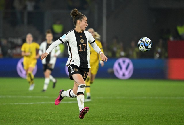 Felicitas Rauch dari Jerman berebut bola saat pertandingan sepak bola Persahabatan Wanita antara Jerman dan Swedia di Duisburg, Jerman bagian barat pada 21 Februari 2023. Foto: Ina Fassbender/AFP