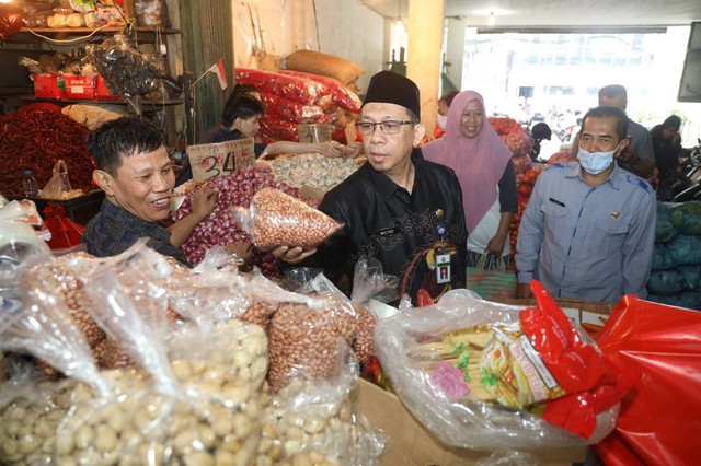 Sekda Pontianak mengecek harga dan stok pangan. Foto: Dok. Prokopim Pemkot Pontianak