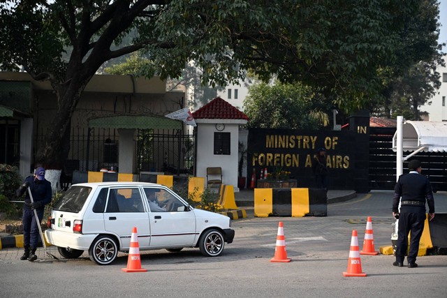 Seorang petugas polisi Pakistan memeriksa tempat parkir kendaraan yang memasuki Kementerian Luar Negeri di Islamabad, Pakistan, Kamis (18/1/2024). Foto: Aamir Qureshi/AFP