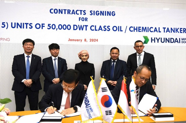 PT Pertamina International Shipping (PIS) menandatangani kerja sama pembangunan 15 kapal tanker Medium Range (MR) dengan Hyundai Mipo Dockyard di Mokpo, Korea Selatan, Senin, 8 Januari 2024. Foto: PIS 