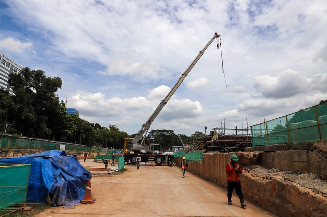 Pekerja menyelesaikan pembangunan proyek CP 201 (Stasiun Thamrin-Stasiun Monas) fase 2A MRT Jakarta di Stasiun MRT Monas, Jakarta, Kamis (18/1/2024). Foto: Iqbal Firdaus/kumparan