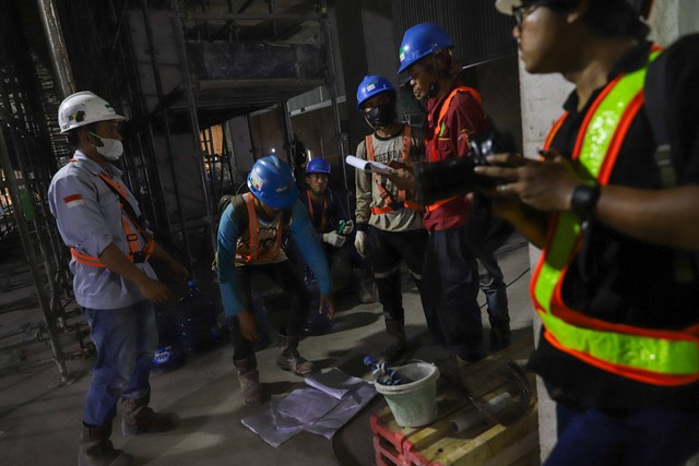 Pekerja menyelesaikan pembangunan proyek CP 201 (Stasiun Thamrin-Stasiun Monas) fase 2A MRT Jakarta di Stasiun MRT Monas, Jakarta, Kamis (18/1/2024). Foto: Iqbal Firdaus/kumparan
