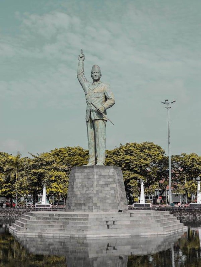 Patung Bung Karno, pemikir yang banyak meletakkan filsafat politik untuk Indonesia. Foto: https://www.pexels.com 