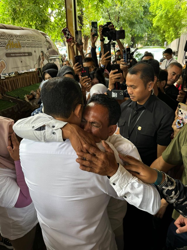 Warga Kampung Bayam memeluk Anies Baswedan saat mendatangi venue Desak Anies di Hallf Patiunus, Jakarta Selatan, Kamis (18/1). Foto: Haya Syahira/kumparan