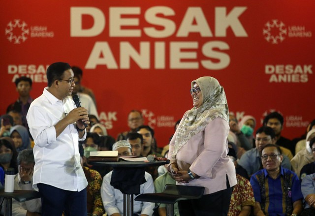 Calon Presiden nomor urut 1 Anies Baswedan (kiri) menyampaikan paparannya pada acara Desak Anies bersama tenaga kesehatan (Nakes) di Jakarta, Kamis (18/1/2024). Foto: ANTARA FOTO/Muhammad Iqbal
