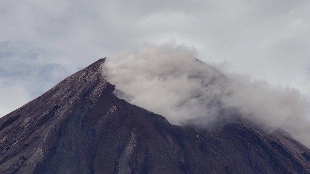 Asap vulkanis keluar dari kawah Gunung Semeru terlihat dari Desa Supiturang, Lumajang, Jawa Timur, Kamis (18/1/2024). Foto: Irfan Sumanjaya/Antara Foto