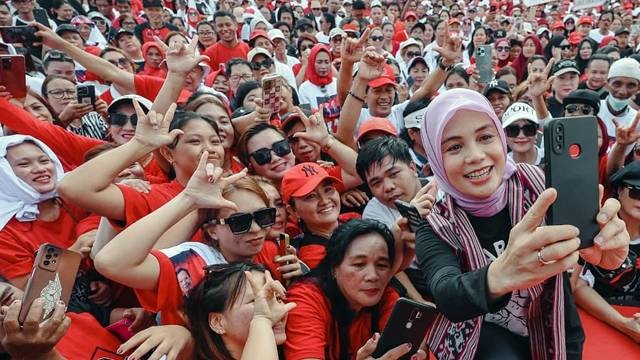 Siti Atikoh saat menggelar Senam Ceria di Kota Manado, Sulawesi Utara. (foto: istimewa)