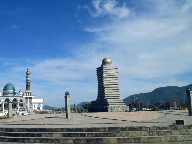 Tugu Syukur Taliwang Sumbawa Barat. Foto: atourin