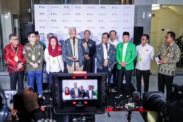 Plt Ketum PPP Muhamad Mardiono (jaket hijau) menemani Capres-Cawapres 03, Ganjar Pranowo-Mahfud MD pada program penguatan Antikorupsi untuk Penyelenggara Negara Berintegritas (Paku Integritas), di Gedung KPK, Rabu (17/1/2024). Foto: Dok. Istimewa