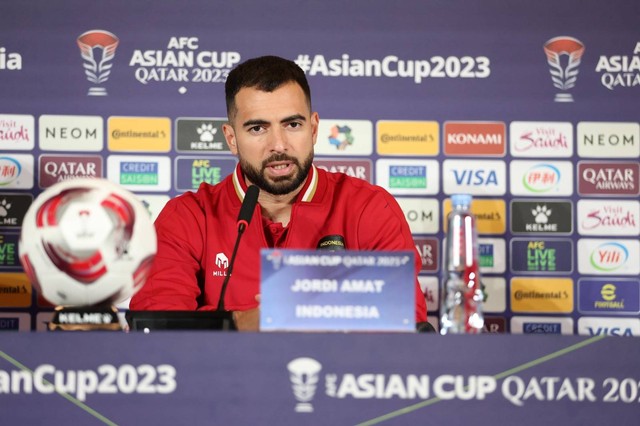 Jordi Amat menjalani konferensi pers, Kamis (18/1) jelang laga melawan Vietnam di Piala Asia 2023. Foto: PSSI