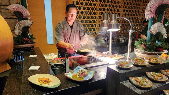 Chef Sandro sedang memasak nikkei tapas di Inaho Japanese Restaurant di Resinda Hotel Karawang, Rabu (17/1/24). Foto: Azalia Amadea/Kumparan