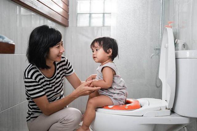 Ilustrasi balita melakukan toilet training. Foto: Odua Images/Shutterstock