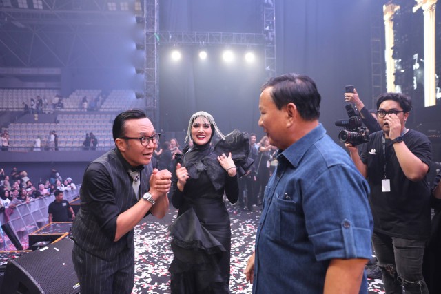 Prabowo Subianto beri kue ultah dan kejutan buat Ari Lasso. Foto: Dok. Istimewa