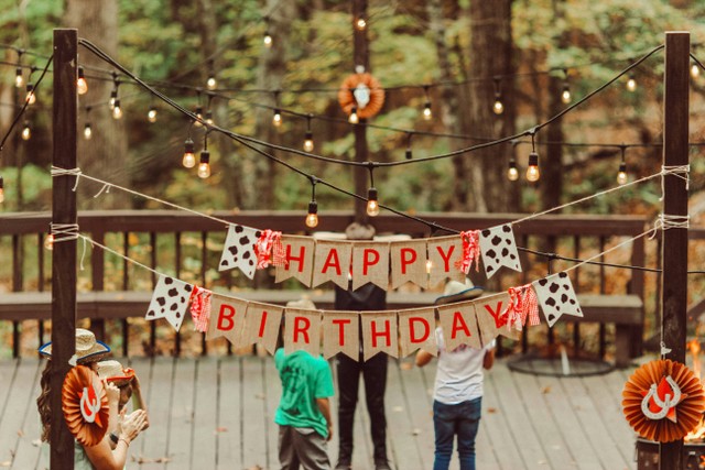 Ilustrasi Ucapan Selamat Ulang Tahun selain Happy Birthday, Foto: Unsplash/Jon Tyson