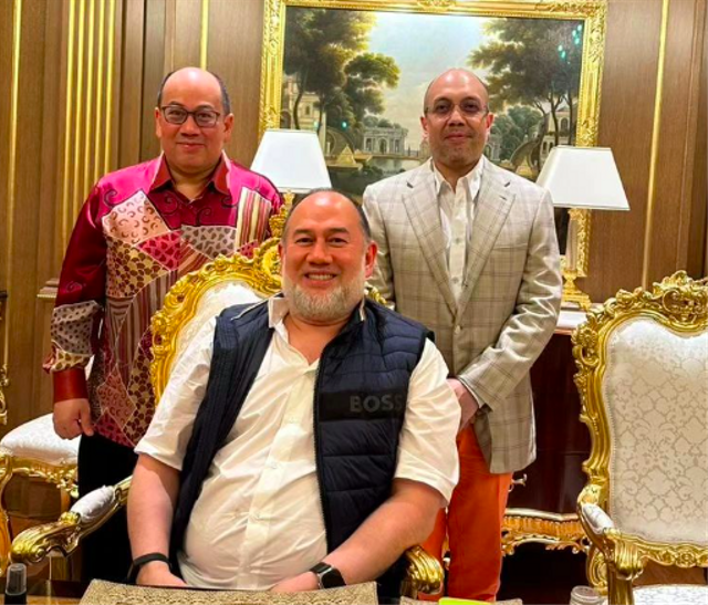 Depan: Sultan Kelantan Muhammad V. Belakang:Tengku Faiz (kiri) dan Tengku Fakhry, keluarga Kesultanan Kelantan, Malaysia Foto: Instagram/@TengKuFakhryPetra