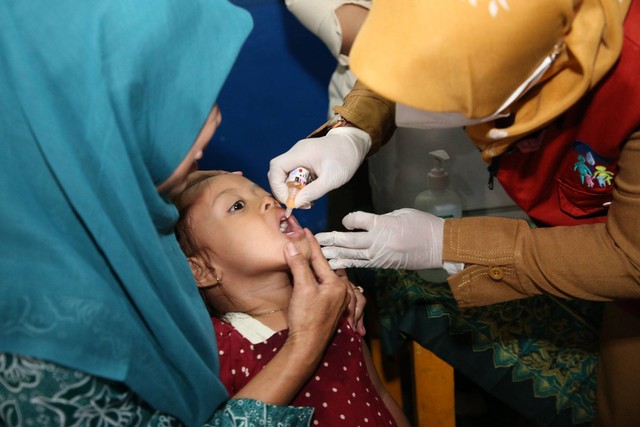 Imunisasi polio serentak di Surabaya. Foto: Dok. Basra